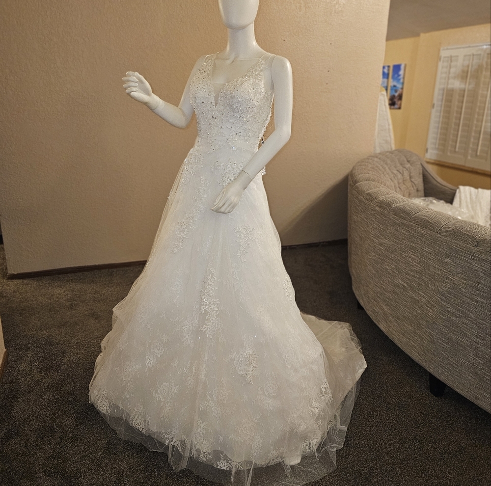 DRESS Lovely wedding dress long train sleeveless 399W A-Line Appliqued